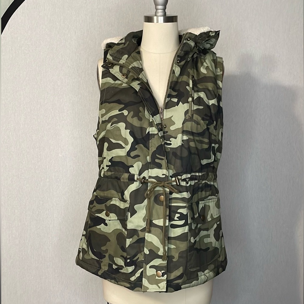 Love tree camouflage vest ,size large